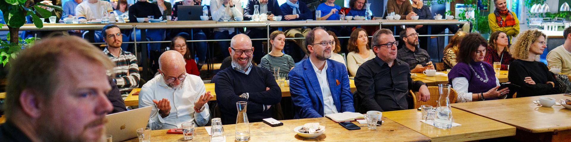 Titelbild zum 71. Social Media Gipfel in Zürich, zeigt Besuchende